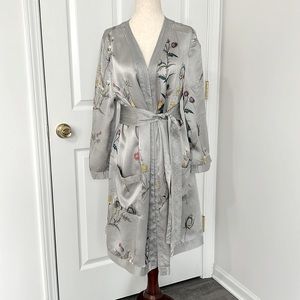 Eloise 100% silk gray floral robe with belt Sz Medium